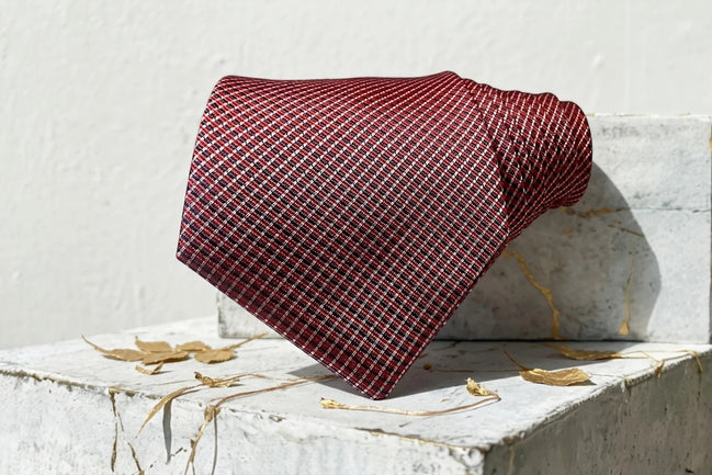 Cravate en soie rouge bordeaux à micro-motif géométrique, idéale pour mariage ou tenue de soirée. Roaring 20s Paris.