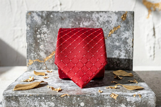 Cravate Roaring 20s Paris en soie rouge avec motif à pois argentés, idéale pour un mariage.