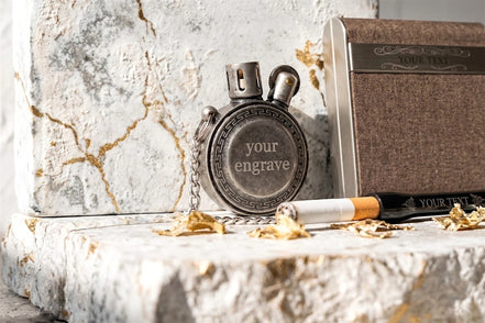 Ensemble fumeur Roaring 20s Paris : briquet zippo argenté, étui cigarette en cuir marron et porte-cigarette noir personnalisable.