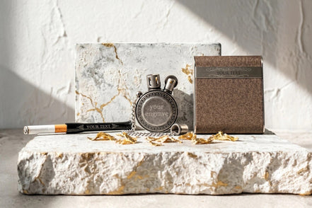 Ensemble fumeur Roaring 20s Paris : briquet Zippo argenté, étui à cigarettes marron texturé et porte-cigarette noir personnalisable.