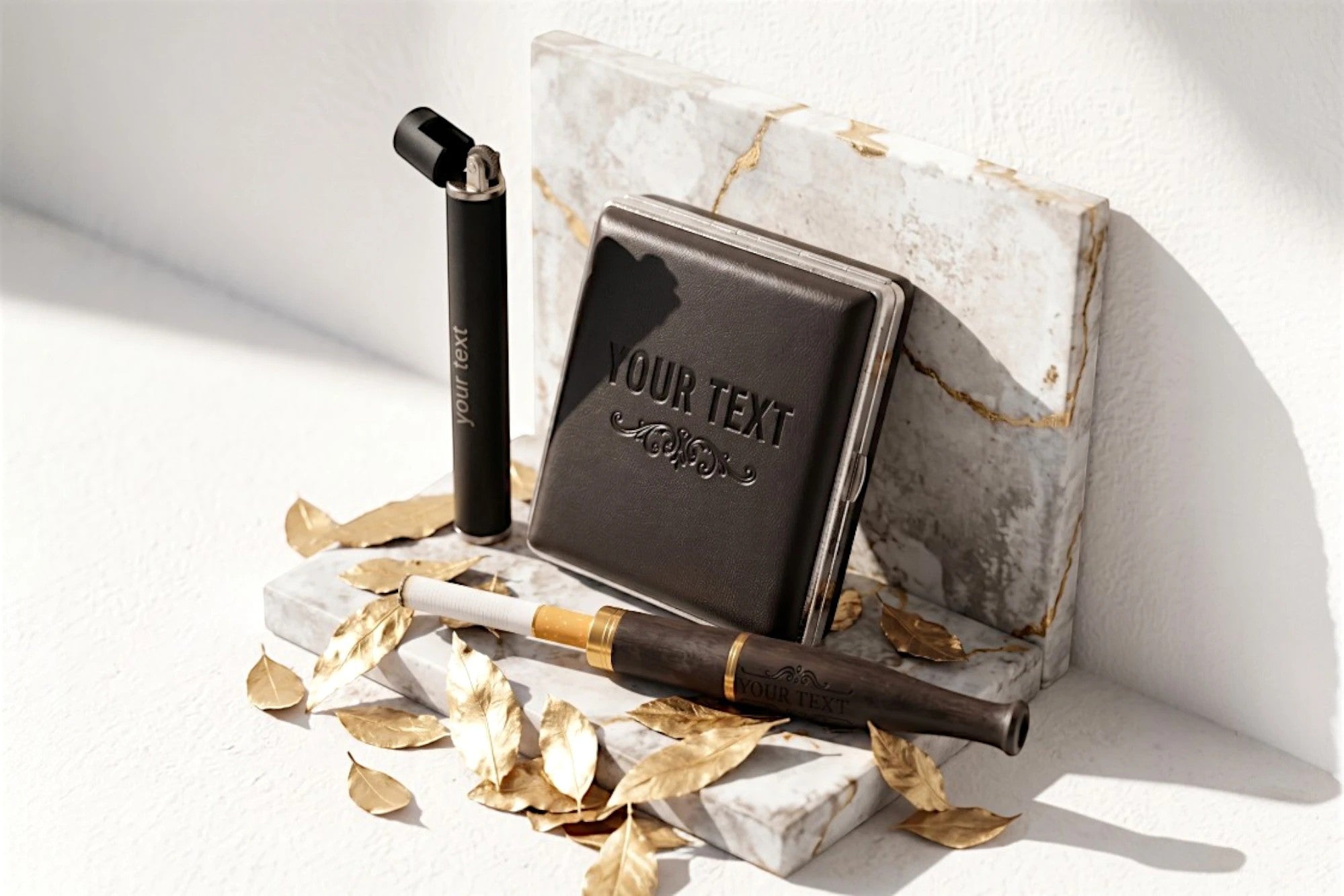 Ensemble fumeur Roaring 20s Paris : étui cigarette en cuir noir, briquet noir et porte-cigarette en bois de noyer gravé. Idéal cadeau personnalisé.