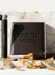 Ensemble fumeur Roaring 20s Paris : étui cigarette en cuir noir, briquet noir et porte-cigarette en bois de noyer gravé. Idéal cadeau personnalisé.