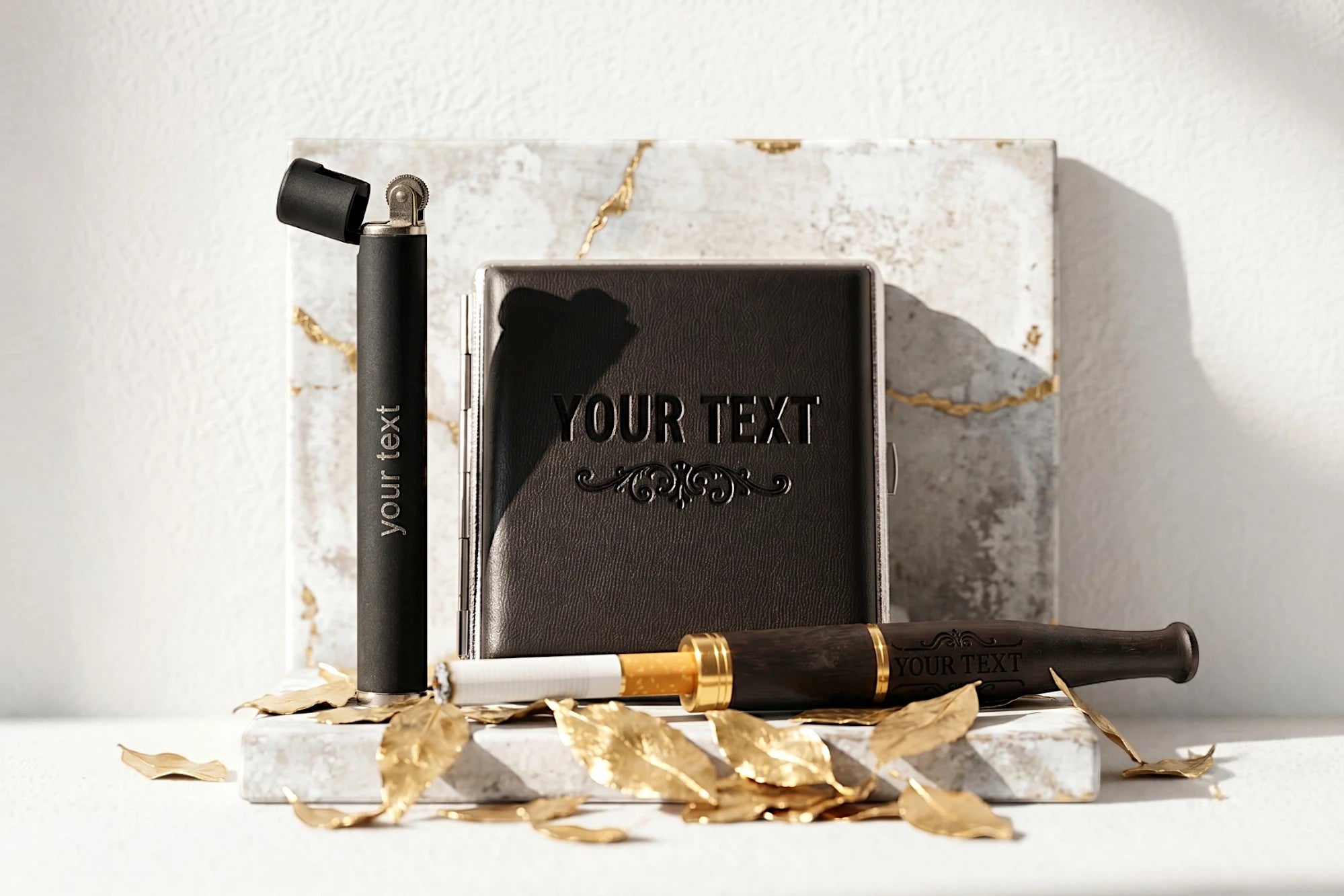 Ensemble fumeur Roaring 20s Paris : étui cigarette en cuir noir, briquet noir et porte-cigarette en bois de noyer gravé. Idéal cadeau personnalisé.