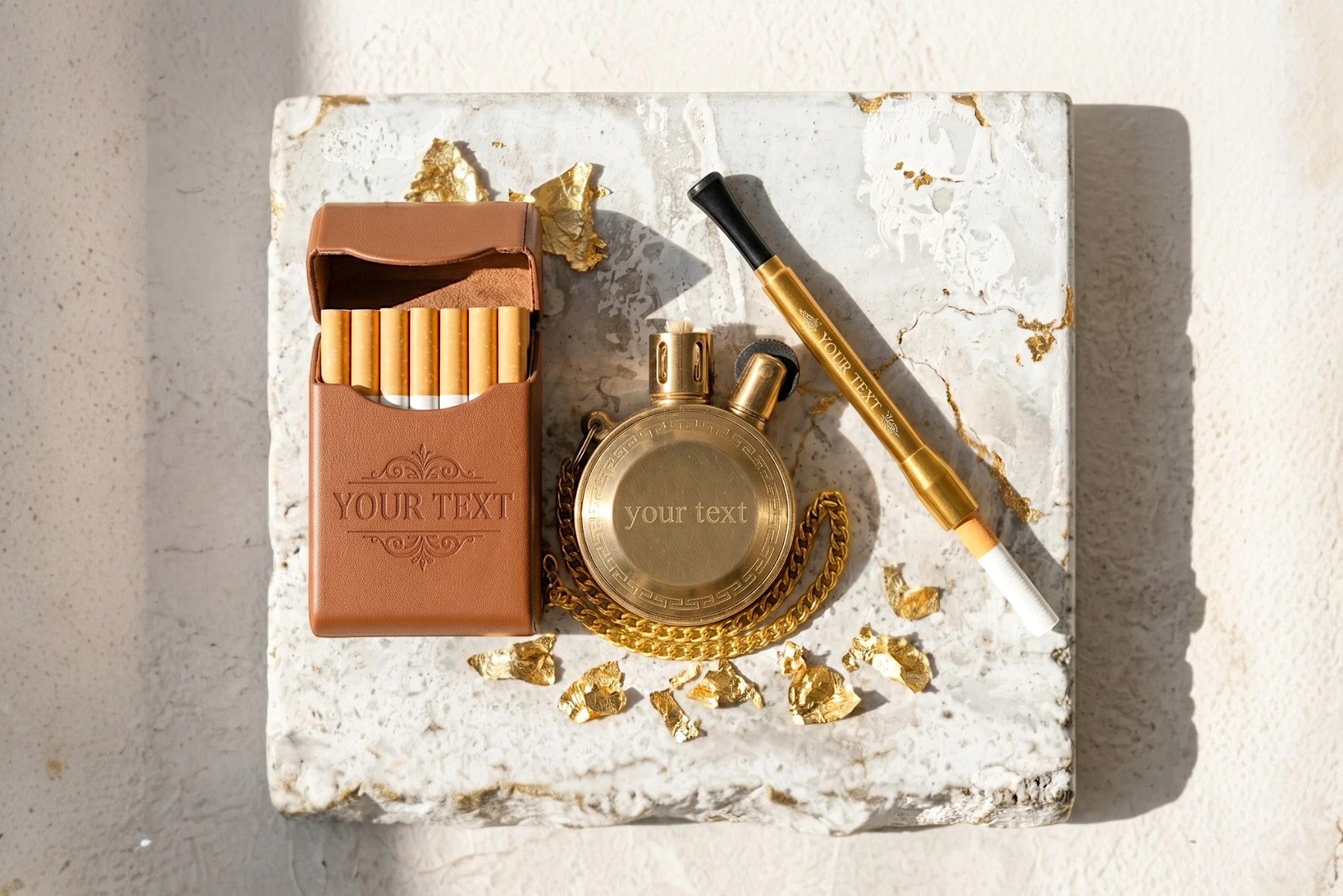 Ensemble fumeur Roaring 20s Paris : étui à cigarettes en cuir marron, briquet doré et porte-cigarette fin, personnalisable avec gravure.
