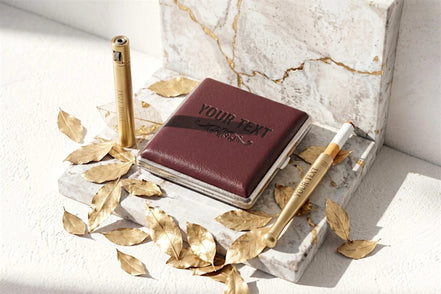 Ensemble fumeur Roaring 20s Paris : étui à cigarettes en cuir bordeaux, briquet doré et porte-cigarette personnalisé. Style vintage.