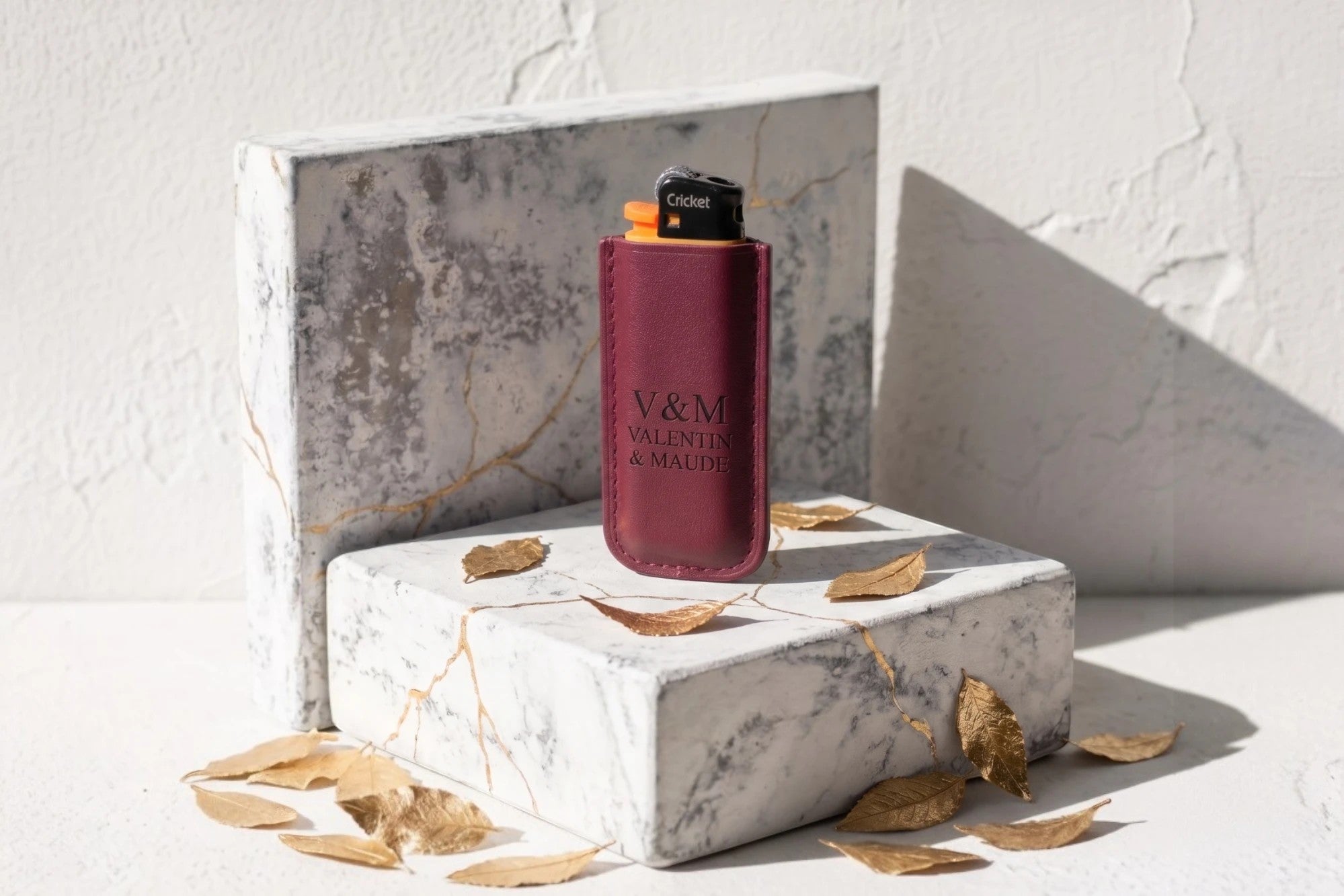Étui briquet en cuir bordeaux personnalisé Roaring 20s Paris avec initiales V&M Valentin & Maude