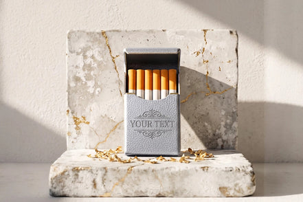 Étui à cigarette slim en cuir gris personnalisé Michael Shelby de Roaring 20s Paris, avec gravure "YOUR TEXT".
