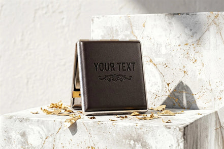 Étui cigarette noir en cuir personnalisé Roaring 20s Paris avec gravure "YOUR TEXT", cadeau chic.