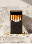 Étui à cigarettes slim en cuir noir personnalisé, style rétro, avec gravure "YOUR TEXT". Capacité 8 cigarettes.
