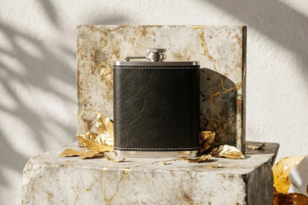 Flasque de poche Roaring 20s Paris en cuir noir et acier inoxydable, personnalisée M.C. Shelby, style vintage.