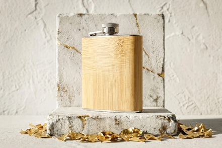 Flasque à whisky Roaring 20s Paris en acier et bois de noyer, personnalisable avec monogramme ou date.