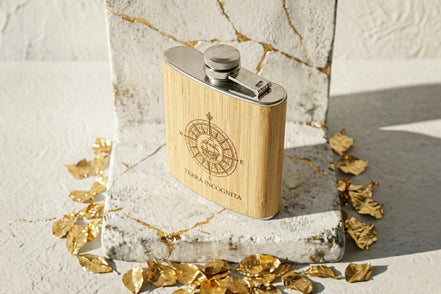 Flasque whisky de poche Roaring 20s Paris en acier et bois de noyer, gravée d'une rose des vents et texte.