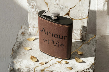 Flasque à whisky Roaring 20s Paris en cuir marron et acier inoxydable avec inscription "Amour et Vie", design vintage.
