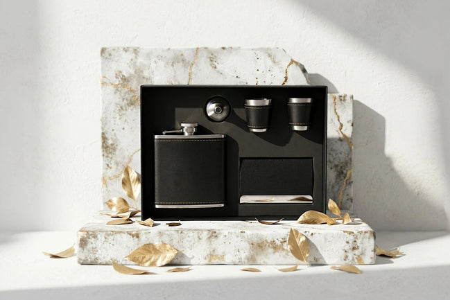 Roaring 20s Paris flasque whisky personnalisée en cuir noir avec deux verres, cadeau unique homme.