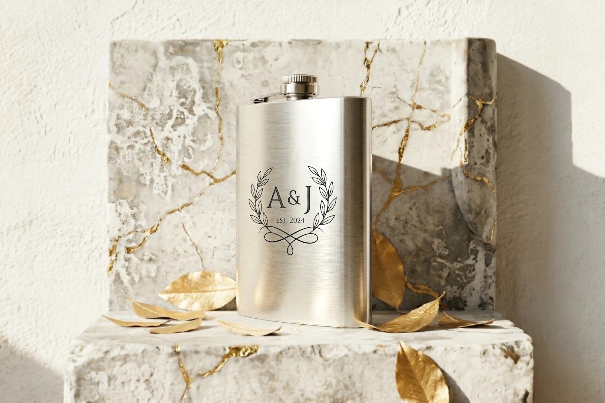 Flasque à whisky Roaring 20s Paris en acier inoxydable argenté, personnalisée avec monogramme et date, format de poche.