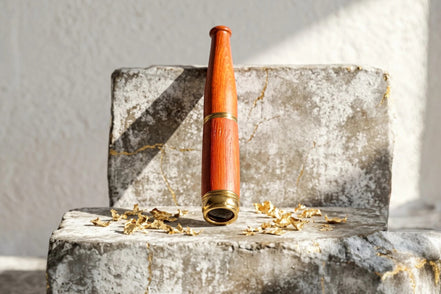 Roaring 20s Paris fume cigarette en bois de noyer marron avec détails dorés, style vintage.