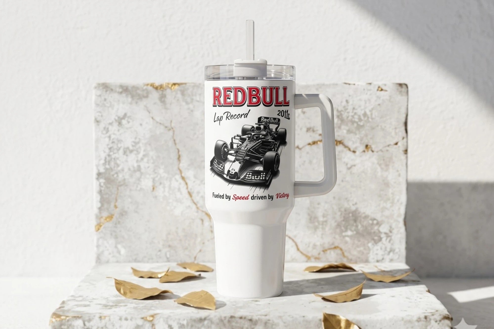 Gobelet blanc Roaring 20s Paris 40 oz en acier inoxydable avec illustration de voiture de course Redbull F1 et paille.
