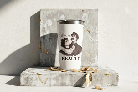 Gobelet blanc Roaring 20s Paris avec illustration vintage d'un couple et le mot "BEAUTY". Idéal pour café ou voyage.
