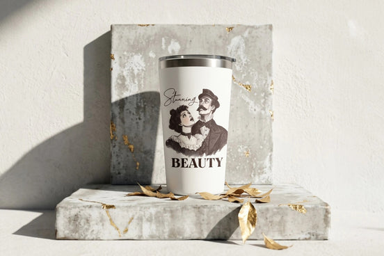 Gobelet blanc Roaring 20s Paris avec illustration vintage d'un couple et le mot "BEAUTY". Idéal pour café ou voyage.