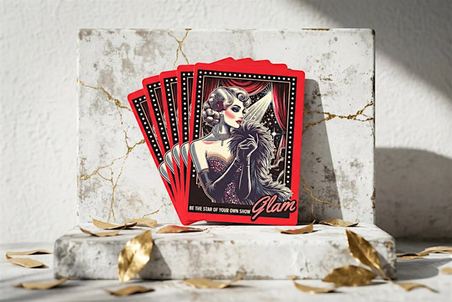 Roaring 20s Paris jeu de cartes glamour femme style cabaret, illustration rétro sur fond rouge.