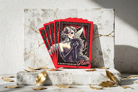 Roaring 20s Paris jeu de cartes glamour femme style cabaret, illustration rétro sur fond rouge.