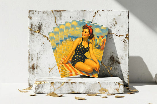 Jeu de cartes Roaring 20s Paris pin-up femme en maillot à pois sur la plage, style vintage.