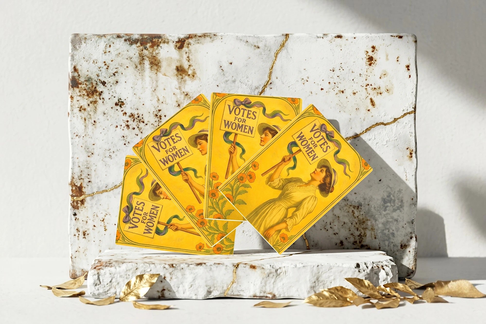 Jeu de cartes de poker Roaring 20s Paris, jaune, illustrant des femmes tenant des pancartes 