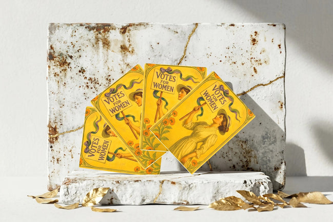 Jeu de cartes de poker Roaring 20s Paris, jaune, illustrant des femmes tenant des pancartes "Votes for Women".