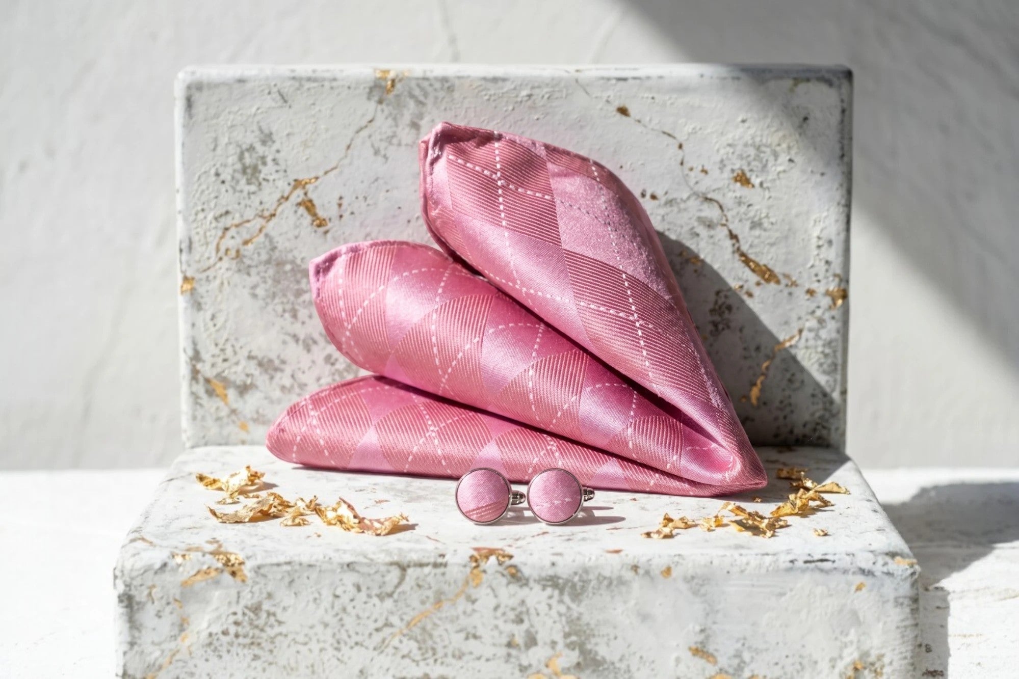Ensemble Roaring 20s Paris : lavallière rose en soie à motif argyle et boutons de manchette assortis.