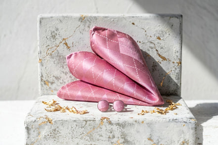 Ensemble Roaring 20s Paris : lavallière rose en soie à motif argyle et boutons de manchette assortis.