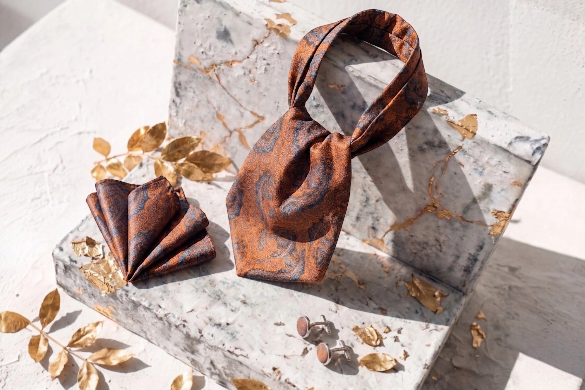 Lavallière foulard en soie orange et bleu marine Roaring 20s Paris avec motif cachemire, assortie d'un mouchoir de poche et boutons de manchette.