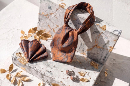 Lavallière foulard en soie orange et bleu marine Roaring 20s Paris avec motif cachemire, assortie d'un mouchoir de poche et boutons de manchette.