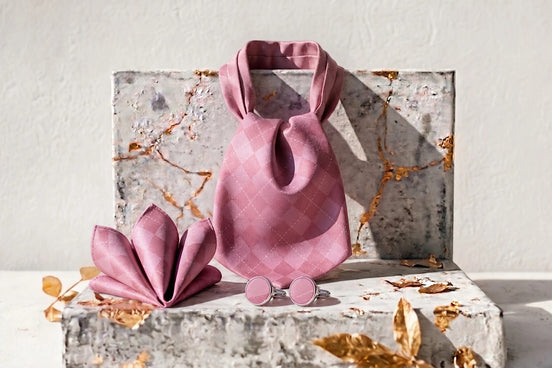 Lavallière en soie rose Wilder avec motif losanges, pochette assortie et boutons de manchette. Accessoire élégant pour mariage.