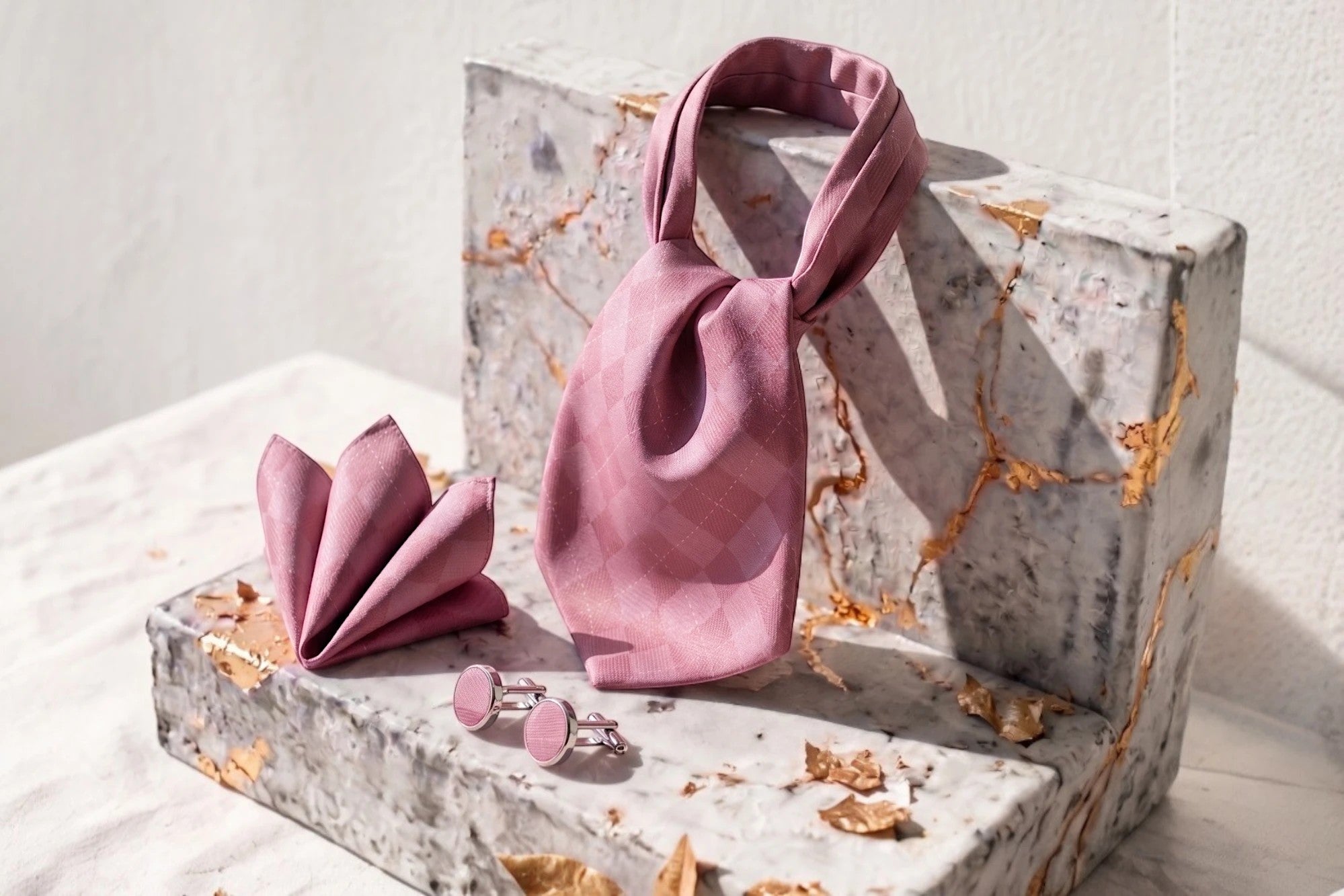 Lavallière en soie rose Wilder avec motif losanges, pochette assortie et boutons de manchette. Accessoire de mariage élégant.