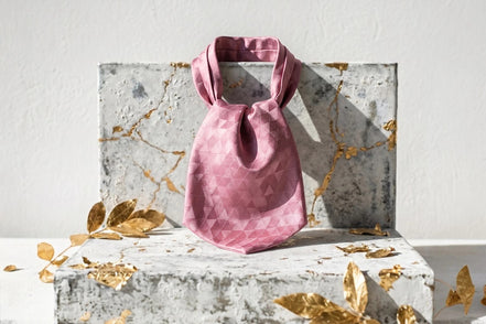 Lavallière en soie rose Wilder avec motif géométrique, idéale pour mariage ou événement formel.