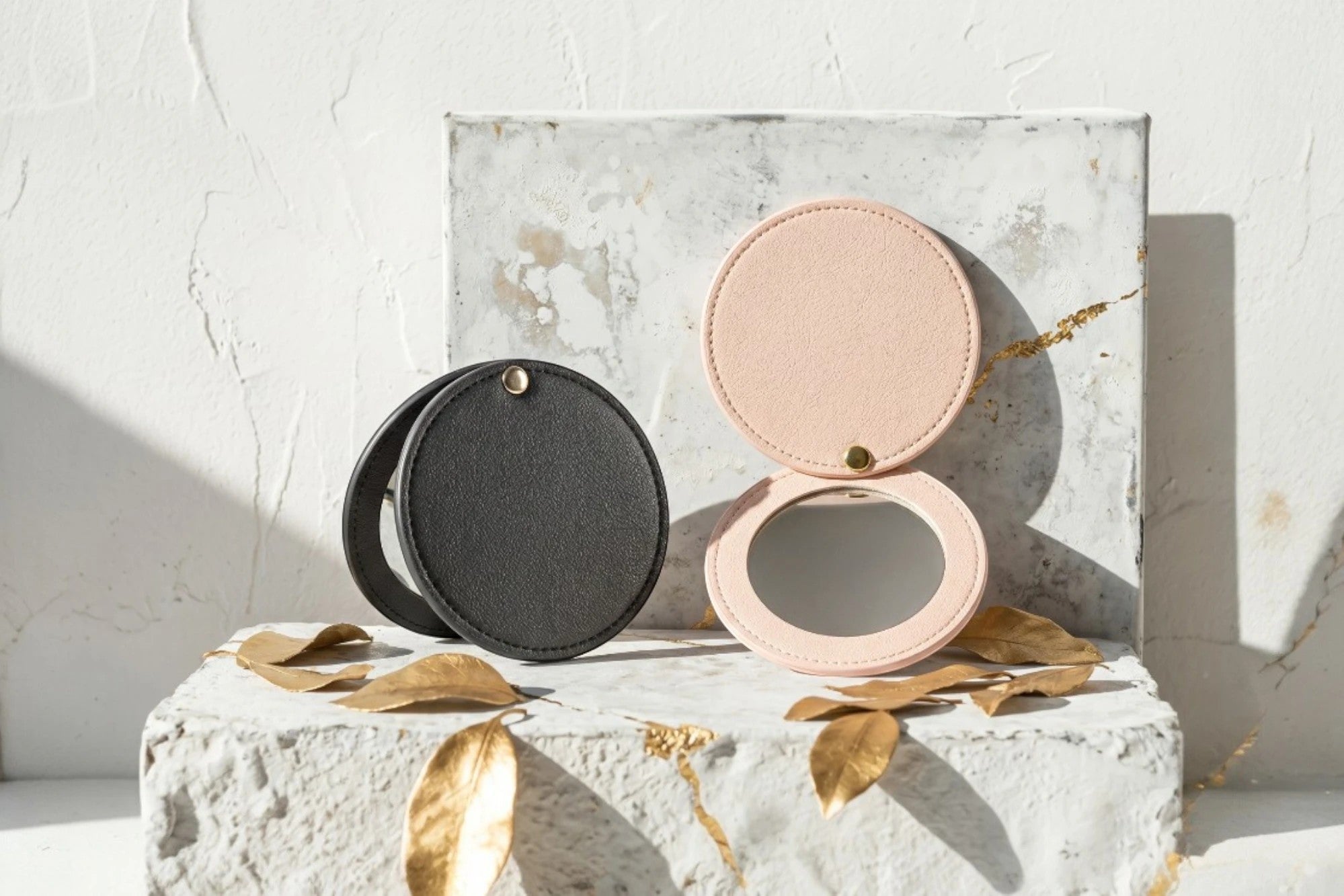 Roaring 20s Paris miroir de poche rond en cuir rose et noir, idéal pour sac à main et maquillage.