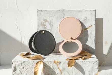 Roaring 20s Paris miroir de poche rond en cuir rose et noir, idéal pour sac à main et maquillage.
