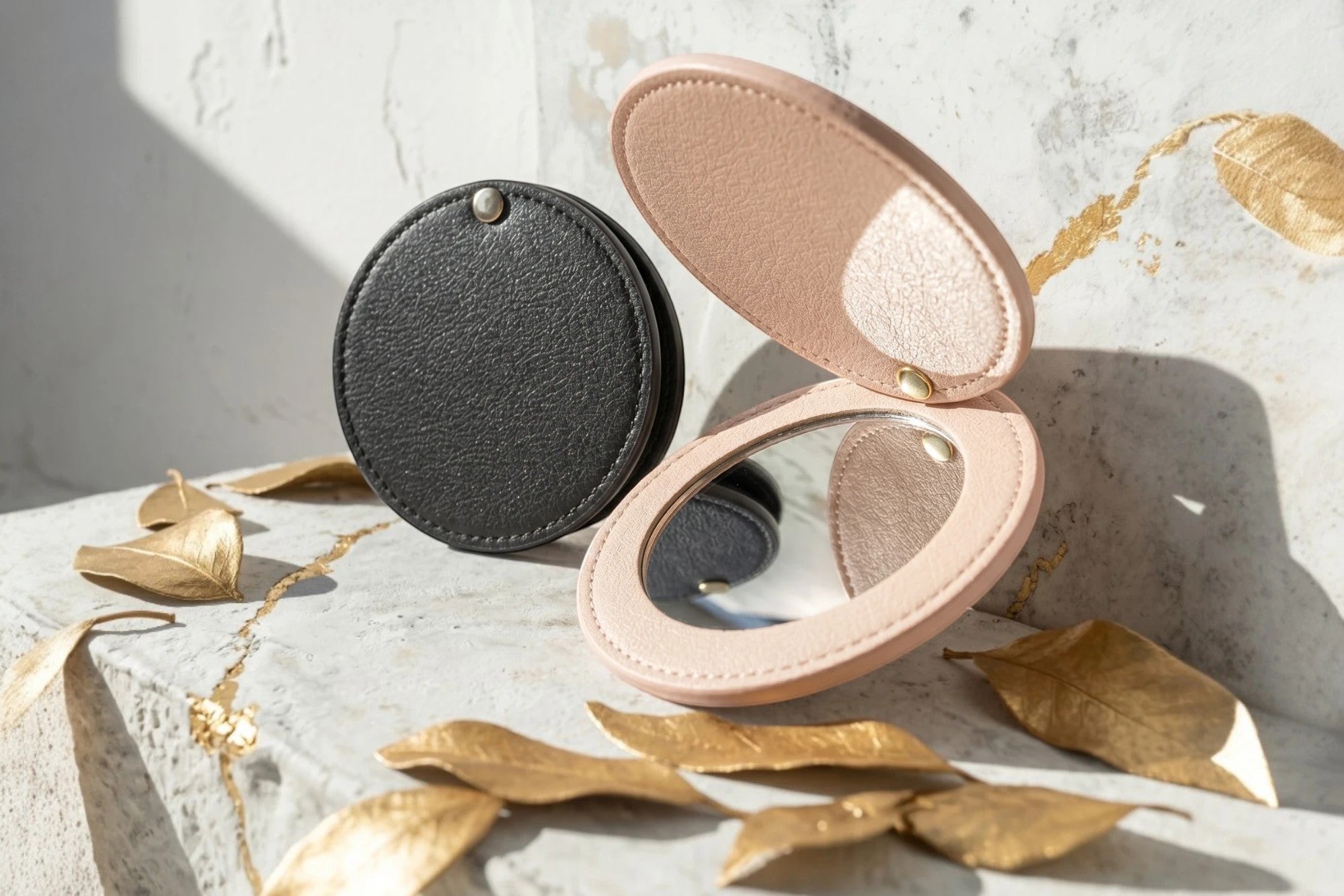Roaring 20s Paris miroir de poche rond en cuir rose et noir, idéal pour sac à main et maquillage.