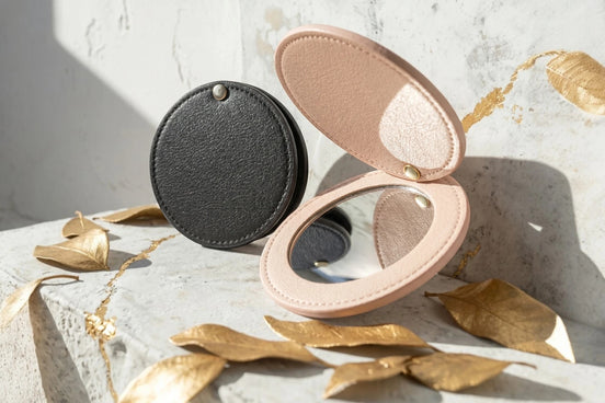 Roaring 20s Paris miroir de poche rond en cuir rose et noir, idéal pour sac à main et maquillage.