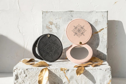 Roaring 20s Paris miroir de poche rond en cuir rose et noir avec motif floral gravé, idéal pour sac à main.