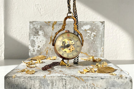 Montre de poche Roaring 20s Paris en acier avec mécanisme visible et chiffres romains, idéale pour cadeau personnalisé.