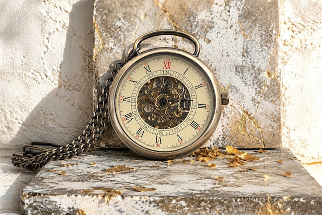 Montre de poche Roaring 20s Paris en laiton doré, mécanique squelette, cadran romain, chaîne assortie, style vintage.