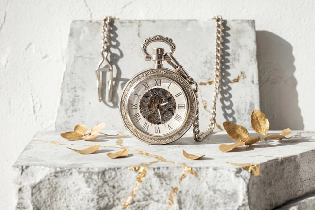 Montre de poche Roaring 20s Paris en acier argenté avec mécanisme squelette visible et chaîne.