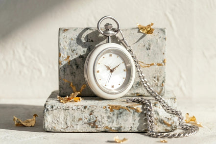 Montre à gousset Roaring 20s Paris en acier blanc, cadran nacré, mécanisme visible, chaîne argentée. Cadeau personnalisé.