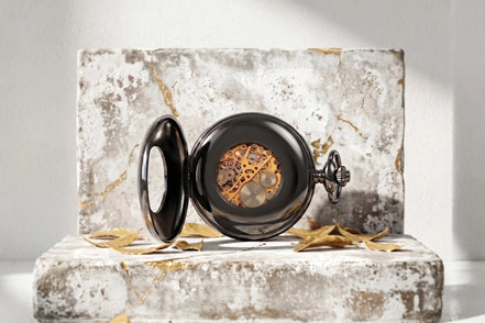 Montre à gousset Roaring 20s Paris en acier noir avec mécanisme apparent, cadeau élégant.