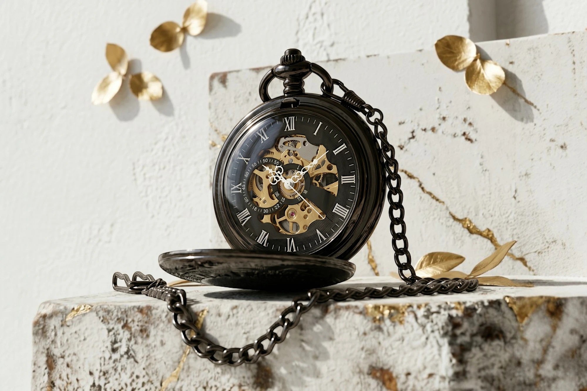 Montre à gousset Roaring 20s Paris en acier noir, mécanisme apparent, cadran squelette avec chiffres romains, chaîne assortie.