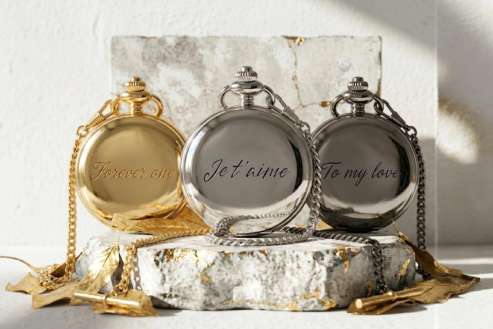 Montre à gousset Roaring 20s Paris en acier or, argent et noir avec gravures personnalisées.
