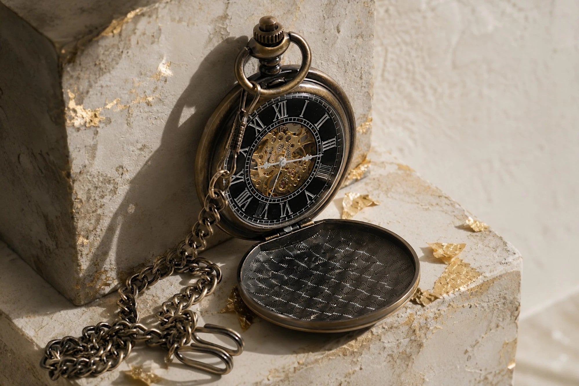 Montre gousset Roaring 20s Paris en acier avec double clapet, cadran noir et chiffres romains, mécanisme apparent.