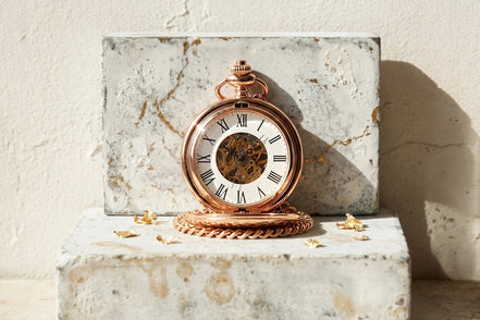 Montre gousset Roaring 20s Paris en acier rose avec mécanisme squelette visible et chiffres romains