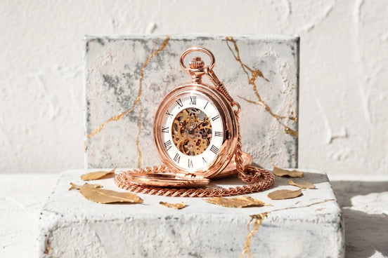 Montre gousset Roaring 20s Paris en acier rose avec mécanisme squelette visible et chiffres romains.